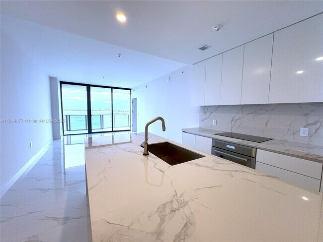 Foto del edificio - 700 NE 24th St