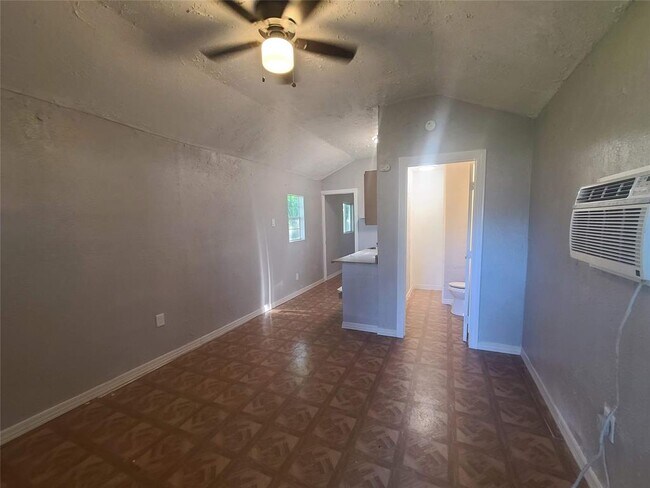 Building Photo - 3018 Cedar Dr