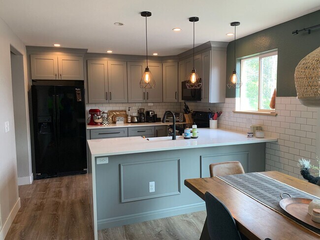 Foto del edificio - 4 bed 4 bath Erie home 1 mile from downtown and shops!