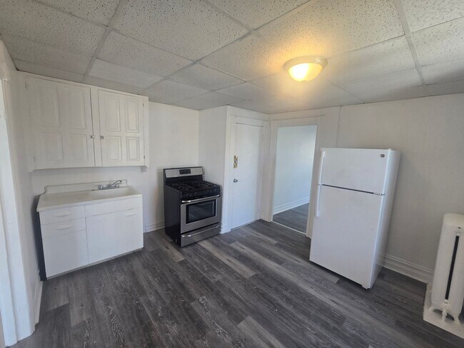 Building Photo - 450 Maple St