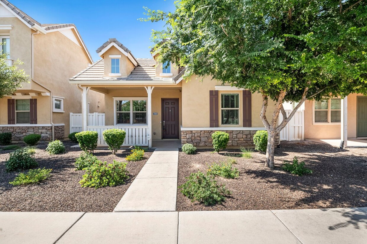 Foto principal - Gorgeous and spacious home in Gilbert, AZ!