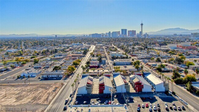 Building Photo - 1106 Carson Ave