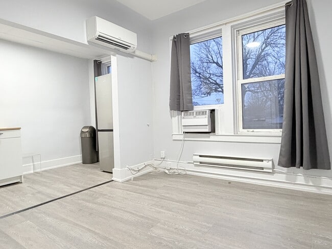 Building Photo - 1495 Gladstone Ave