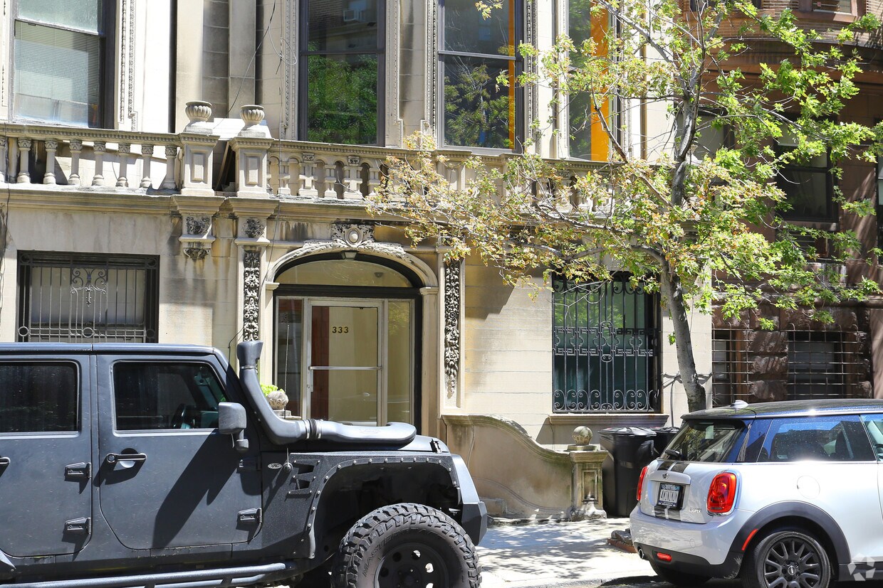 Building Photo - 333 W 76th St