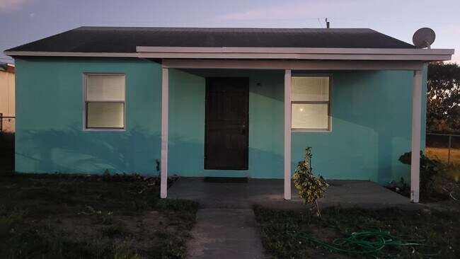 Foto del edificio - 857 W 5th St