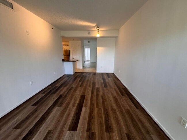 Building Photo - 2020 Greenview Shores Boulevard 116, Welli...