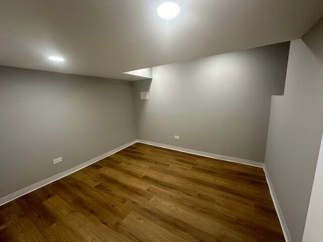 Foto del edificio - 867 E Pershing Rd