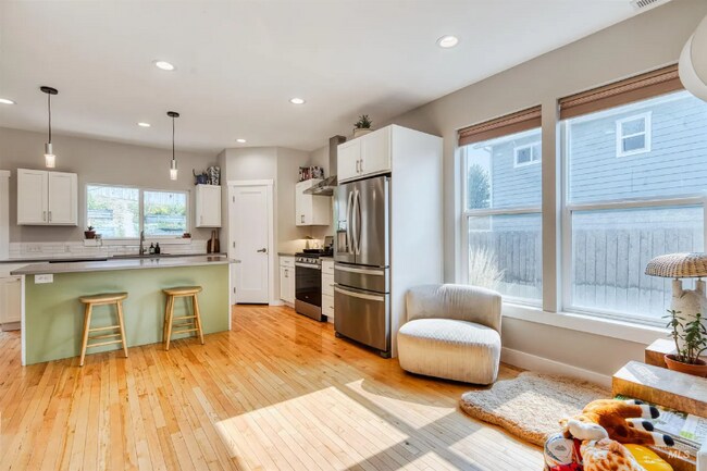 Foto del edificio - 1645 E 3rd St