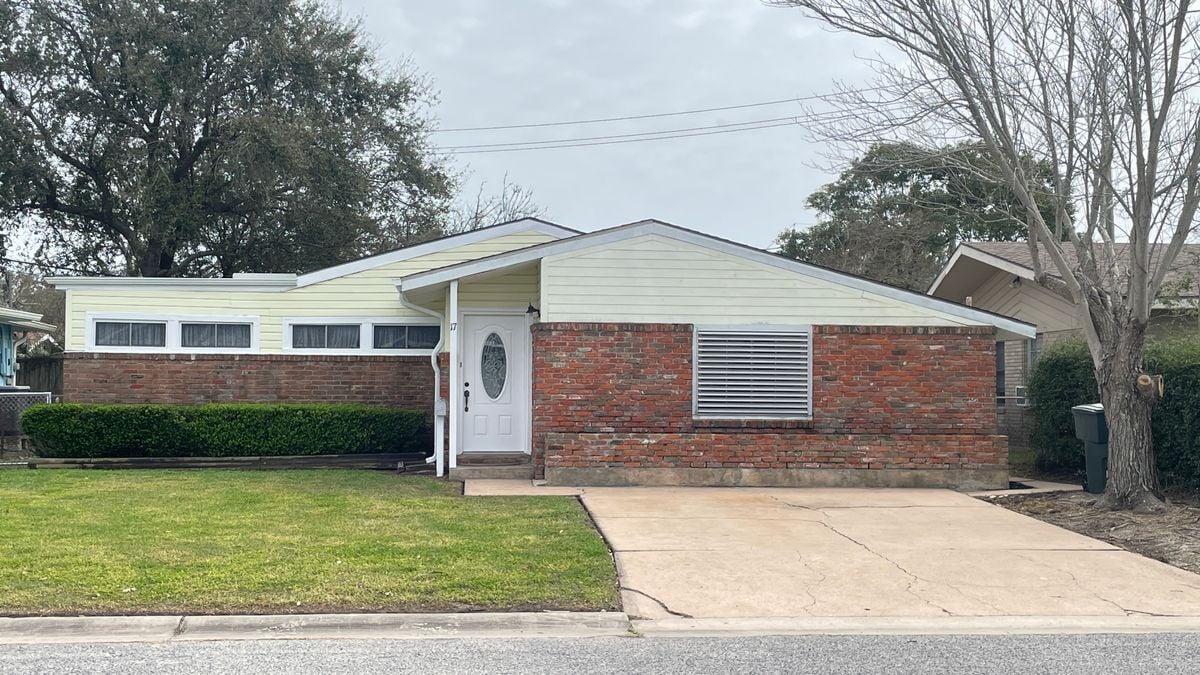 Primary Photo - 17 Manor Way