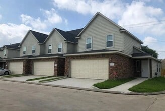 Building Photo - 11902 Clifton Oaks Dr