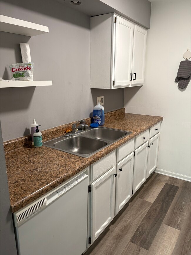 Foto del edificio - 6710 Park Ridge Dr