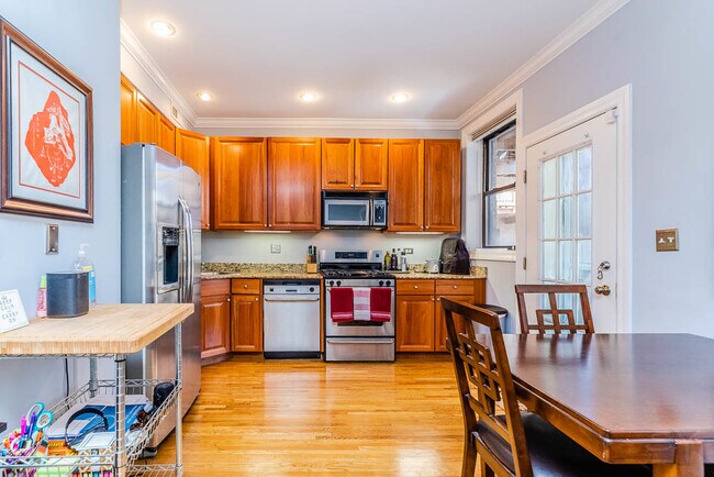 Foto del edificio - 1338 W Irving Park Rd