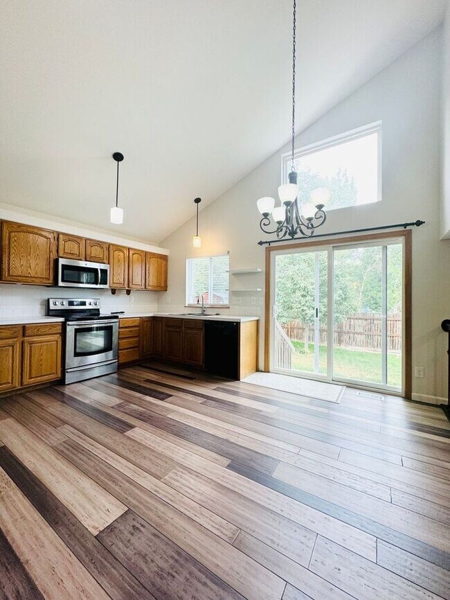 Building Photo - Wonderful 4 bed/ 3.5 bath House