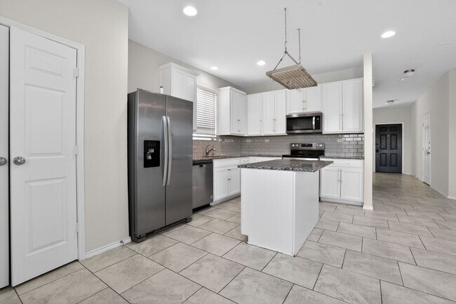 Foto del edificio - 4 Weeks Free!!! Beautiful 3 Bedroom Home in New Braunfels – Spacious Layout & Prime Location!