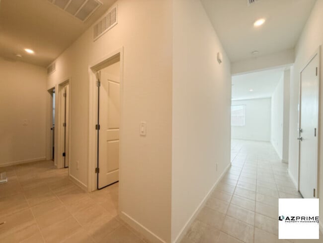 Foto del edificio - ChatGPT said:  Live Your Best Life In This Stunning Brand-New 4/2 Goodyear Home, Where Style Meets C