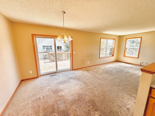 Building Photo - Rare Detached 4bed Townhome in Prime Shako...