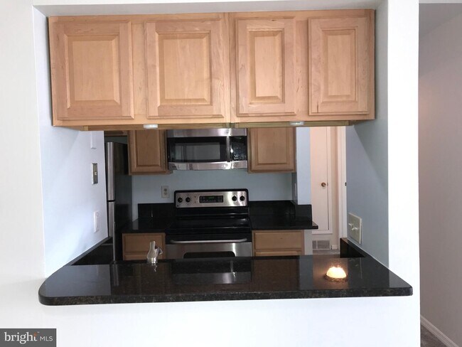 Building Photo - 5823 Royal Ridge Dr