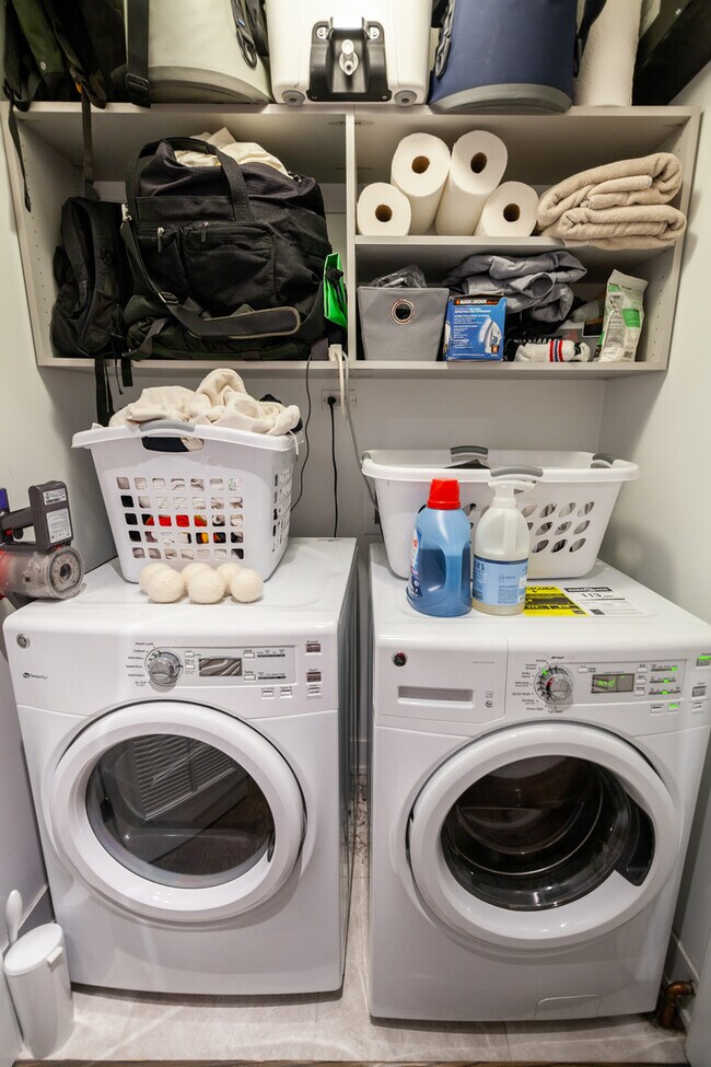 Foto del edificio - 880 N Milwaukee Ave