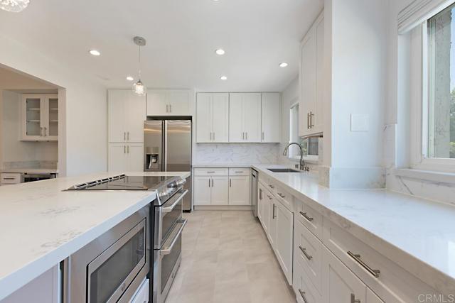 Building Photo - 3984 La Jolla Village Dr