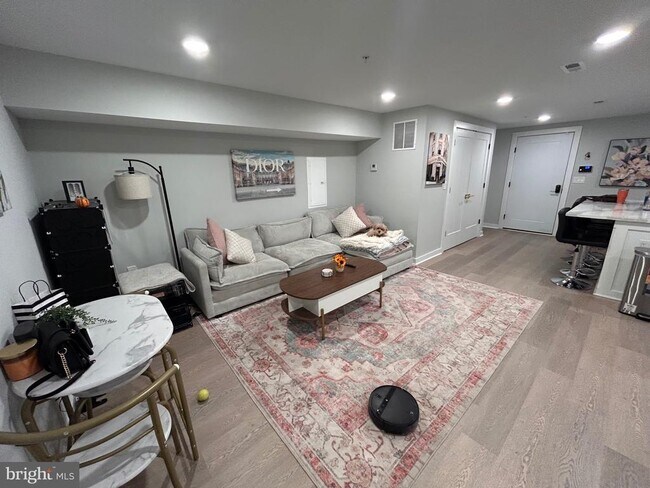 Foto del edificio - 5830 Henry Ave