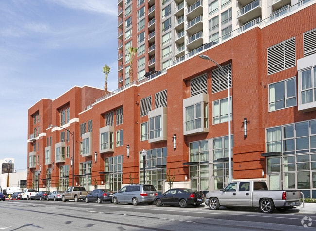 Building Photo - Centerra