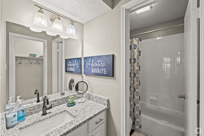 2 habitaciones, 2 baños, 934 pies cuadrados, baño principal - Westmount at River Park Apartments