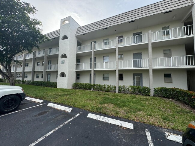 Foto del edificio - 8100 Sunrise Lakes Blvd