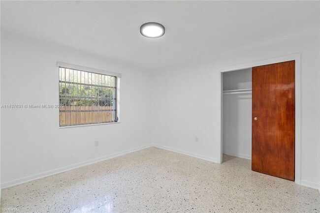 Building Photo - 2 br, 1 bath Duplex - 11059 SW 3rd St