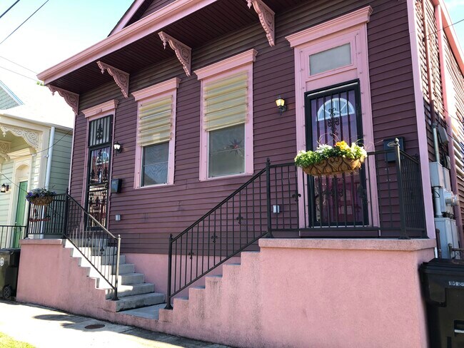 Fully furnished 2bd 1 bath duplex near esplanade for rent - 1534 N Roman St