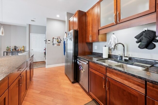 Photo - Stunning 2 Bed 2 Bath in the Ukrainian Village area Apartment