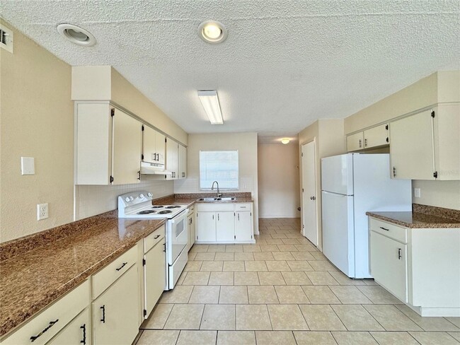 Building Photo - 2540 Elm Ave