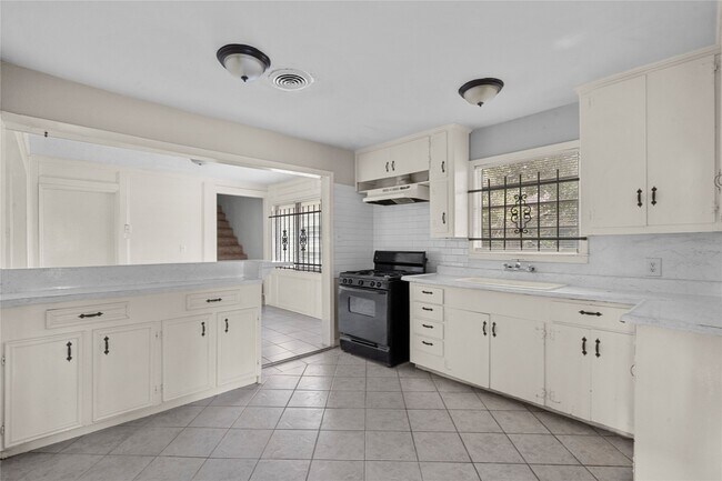 Building Photo - 7450 Lakewood Dr