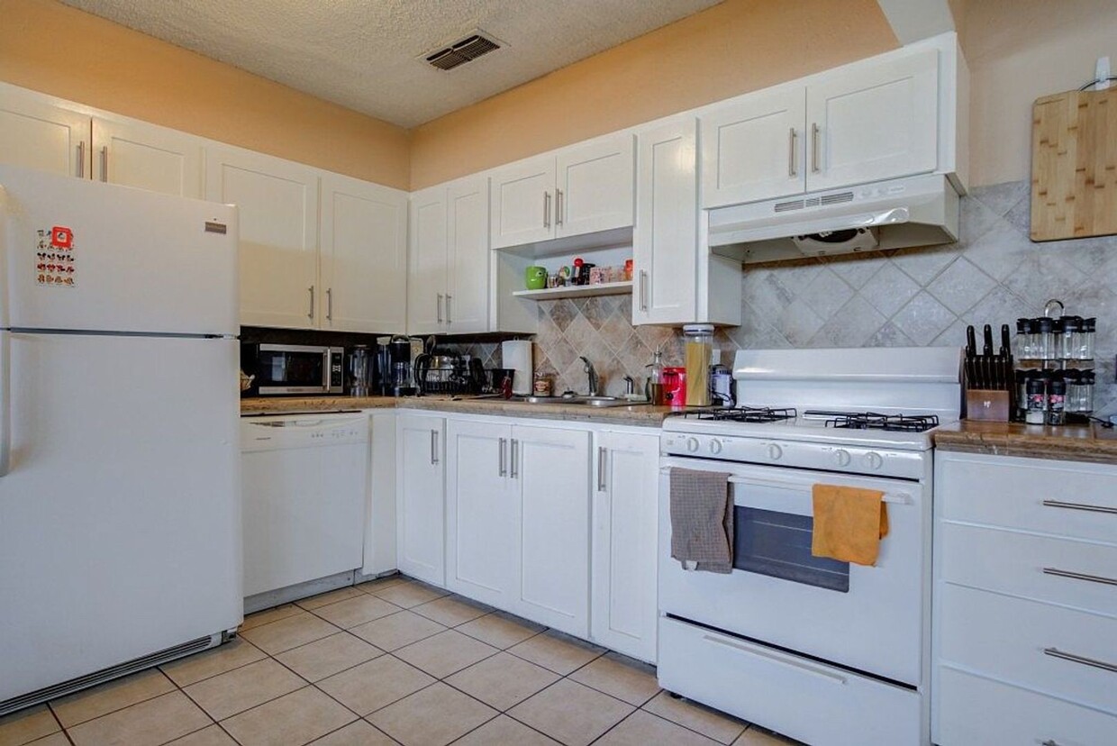 Foto principal - Pre-leasing 4 bedroom house close to TTU!!