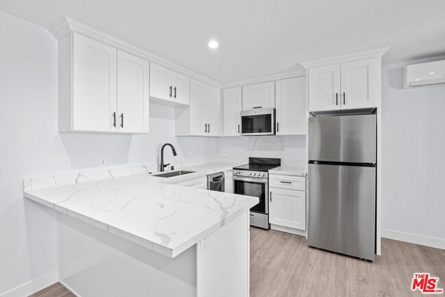 Foto del edificio - 1518 1/4 Stearns Dr