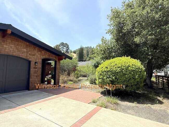 Building Photo - Cozy Home With Lots Of Upgrades ! Exquisit...