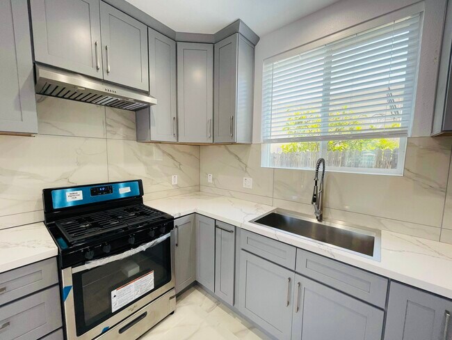 Foto del edificio - 15410 Firmona Ave