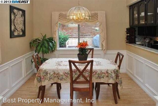 Foto del edificio - 8080 Canyon Creek Cir