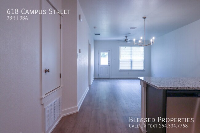 Building Photo - 618 Campus St