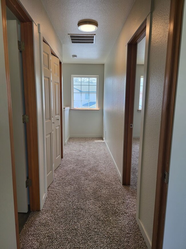 Building Photo - 1416 S Skyline Dr