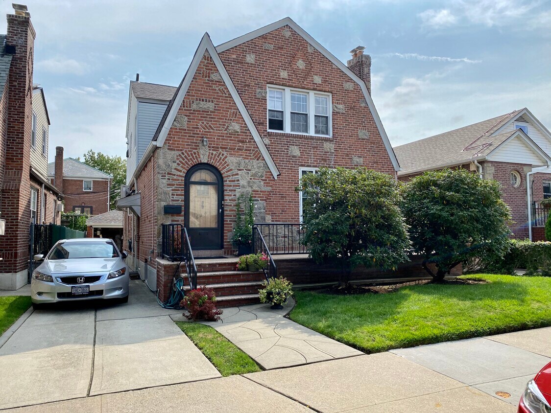 Exclusive Neighborhood - 6241 Ellwell Cres