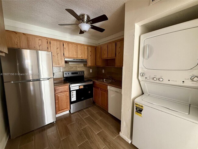 Building Photo - 11130 Royal Palm Blvd