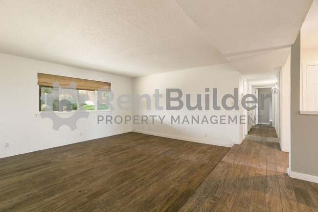 Building Photo - MONTHLY YARD SERVICE INCLUDED JUST IN TIME FOR SPRING!!!