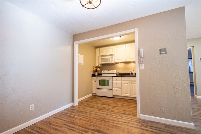 Foto del edificio - 21 Erick Rd