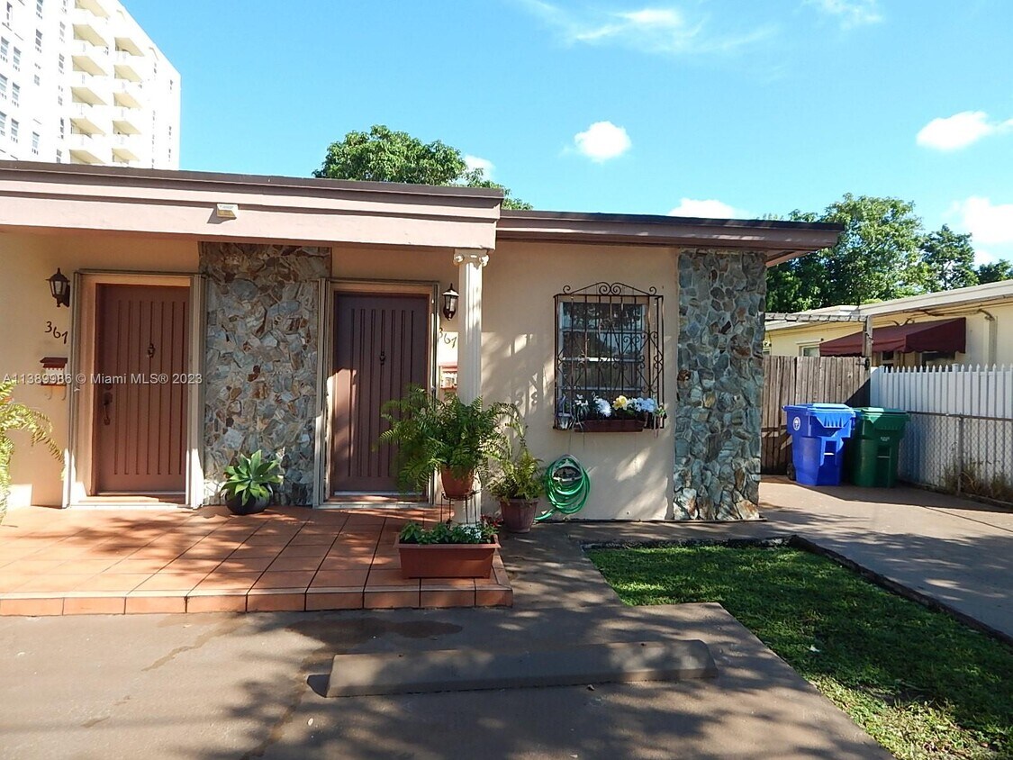 Foto principal - 3671 SW 24th St