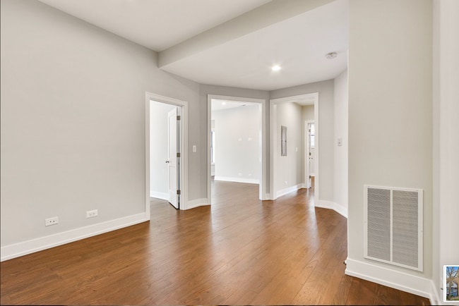 Building Photo - 847 W Lill Ave