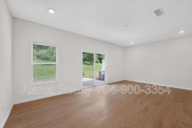 Foto del edificio - 230 Quinn Rd