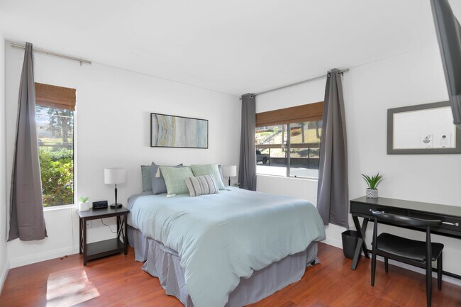 Foto del edificio - 10240 Black Mountain Rd