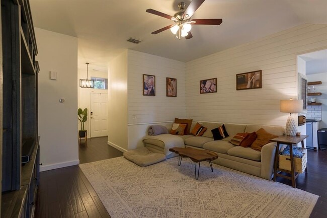 Building Photo - 906 Iris Dr