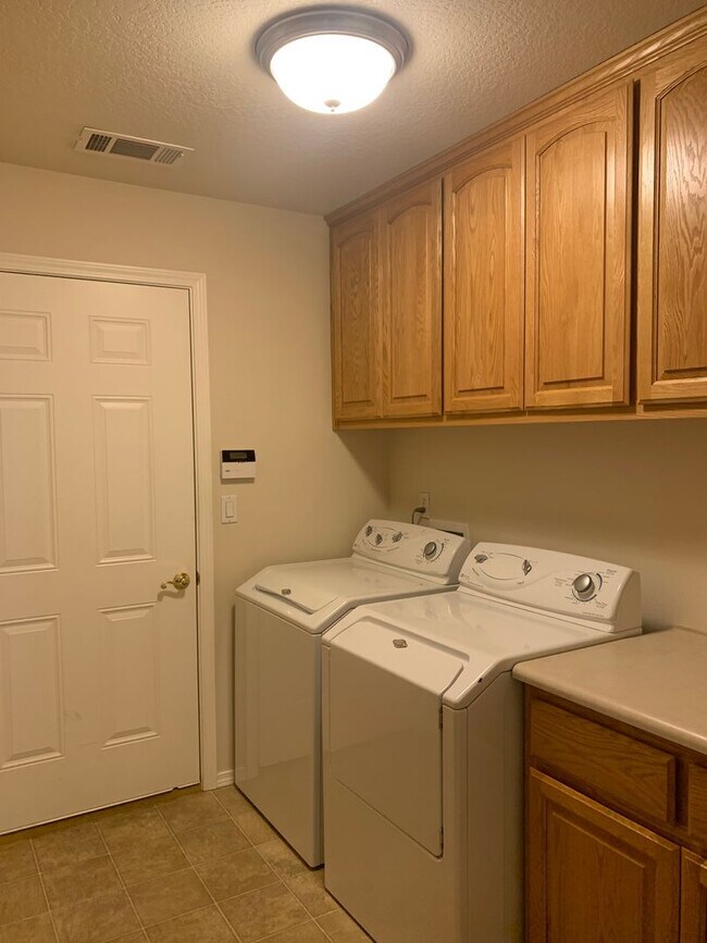 Building Photo - 3BD 2BTH w/2 Car Garage & Landscaped Yard