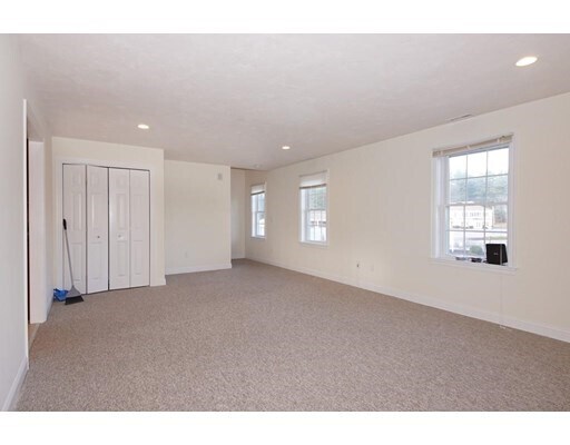 Foto del edificio - 269 W Main St